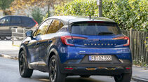 Mitsubishi ASX Hybrid 2025 in blauer Lackierung aus der Heckperspektive in urbaner Umgebung.