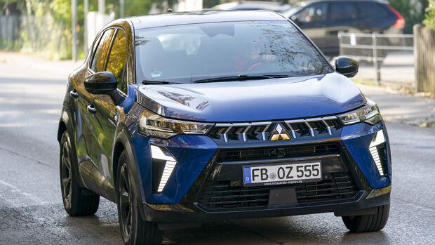 Mitsubishi ASX Hybrid in blauer Lackierung während der Fahrt aus frontaler Perspektive.