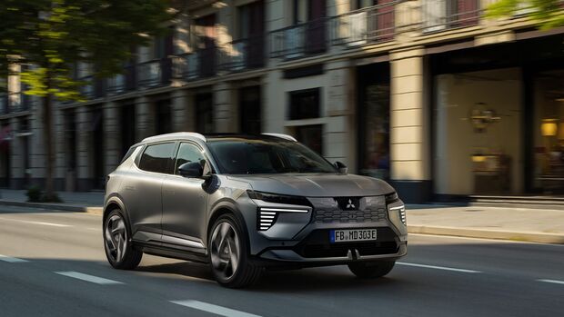 Mitsubishi Eclipse Cross Elektro-SUV Frontansicht in der Stadt
