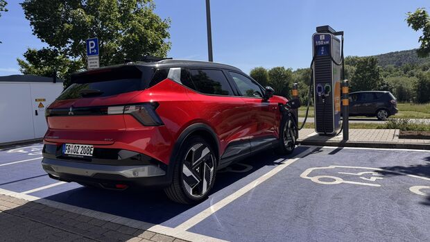 Mitsubishi Eclipse Cross lädt an einer öffentlichen DC-Schnellladesäule mit 150 kW.