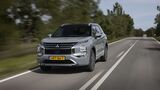 Mitsubishi Outlander Plug-in-Hybrid in Frontansicht während der Fahrt auf einer Landstraße.