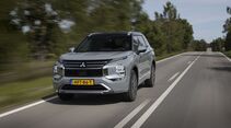 Mitsubishi Outlander Plug-in-Hybrid in Frontansicht während der Fahrt auf einer Landstraße.