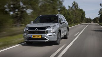 Mitsubishi Outlander Plug-in-Hybrid in Frontansicht während der Fahrt auf einer Landstraße.