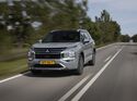 Mitsubishi Outlander Plug-in-Hybrid in Frontansicht während der Fahrt auf einer Landstraße.