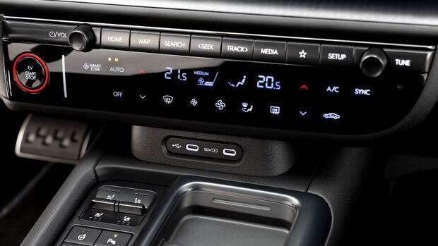Mittelkonsole des Hyundai IONIQ 6 Facelift mit Klimabedienfeld, Tasten und USB-Anschlüssen.