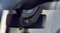 Nahaufnahme der Nauto-KI-Dashcam an der Frontscheibe eines Fahrzeugs, Kameramodul und Halterung klar erkennbar.