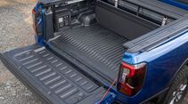 Nahaufnahme der Steckdosen im Ford Ranger PHEV auf der Ladefläche des Pick-ups.