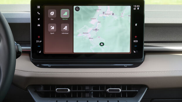 Nahaufnahme des Skoda-Epiq-Touchscreens mit Navigationskarte und physischer Tastenleiste für Klima und Assistenzfunktionen darunter.