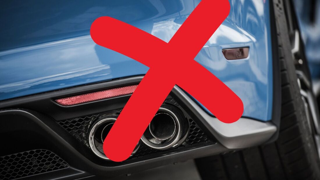 Nahaufnahme eines Auto-Auspuffs mit rotem Kreuz als Symbol gegen Verbrenner im Dienstwagenkontext 