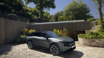 Neuer DS No 7 – das Mittelklasse-SUV von DS Automobiles ist erstmals auch mit vollelektrischem Antrieb erhältlich.
