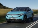 Nissan Leaf Elektroauto in Türkis bei Fahrt auf Landstraße mit modernem LED-Frontdesign