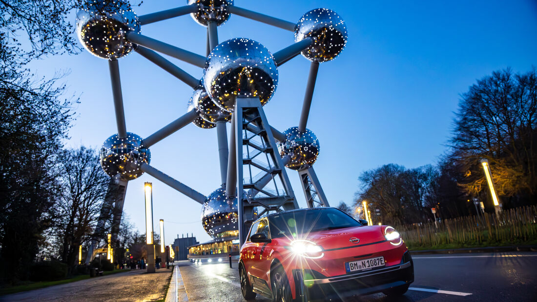 Nissan Micra bei Nacht vor dem Atomium in Bruessel.