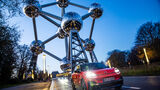 Nissan Micra bei Nacht vor dem Atomium in Bruessel.