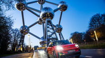 Nissan Micra bei Nacht vor dem Atomium in Bruessel.