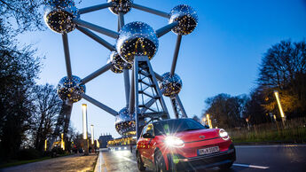 Nissan Micra bei Nacht vor dem Atomium in Bruessel.