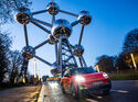 Nissan Micra bei Nacht vor dem Atomium in Bruessel.