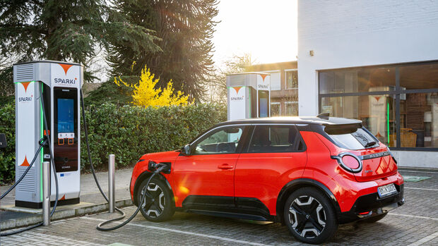 Nissan Micra waehrend eines Ladevorgangs an einer Schnellladesaeule.