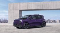 Nissan Pixo in Violett als Elektro-Kleinwagen in Front-Seitenansicht vor moderner Betonarchitektur und Stadtkulisse.
