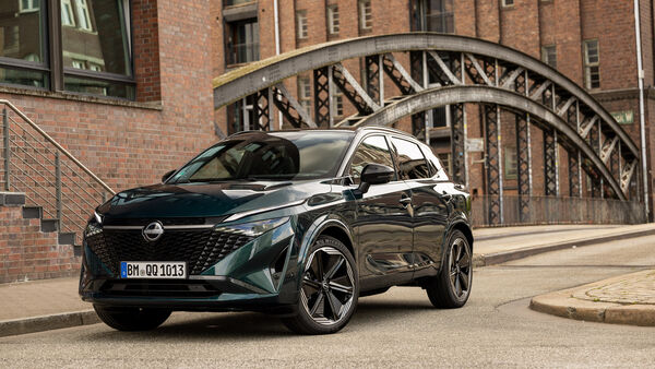 Nissan Qashqai e-Power in Dreiviertelansicht im urbanen Umfeld.