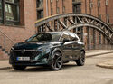 Nissan Qashqai e-Power in Dreiviertelansicht im urbanen Umfeld.