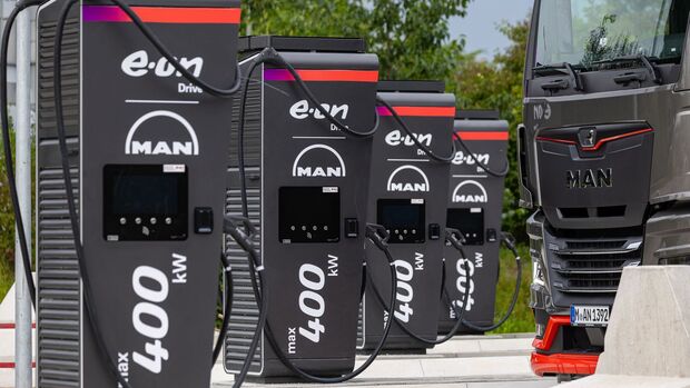 Öffentliche Schnellladestationen von E.ON Drive mit bis zu 400 kW Ladeleistung für elektrische Lkw von MAN an einem Ladepark.