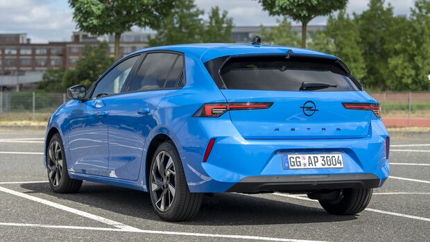 Opel Astra 1.5 Diesel in Blau aus schräger Heckansicht auf einem Parkplatz.