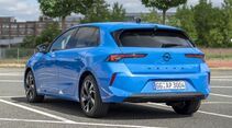 Opel Astra 1.5 Diesel in Blau aus schräger Heckansicht auf einem Parkplatz.