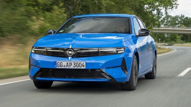 Opel Astra 1.5 Diesel in Blau während der Fahrt, Frontansicht auf einer Landstraße.