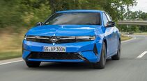 Opel Astra 1.5 Diesel in Blau während der Fahrt, Frontansicht auf einer Landstraße.
