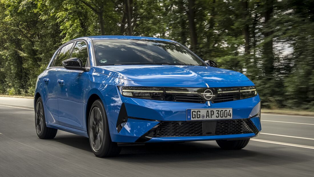 Opel Astra 1.5 Diesel in Blau während der Fahrt aus schräger Frontperspektive.
