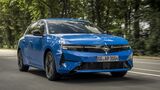 Opel Astra 1.5 Diesel in Blau während der Fahrt aus schräger Frontperspektive.