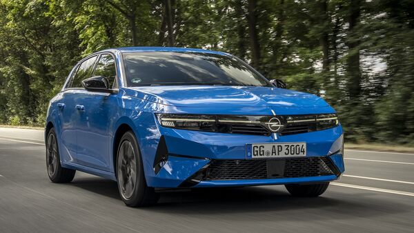 Opel Astra 1.5 Diesel in Blau während der Fahrt aus schräger Frontperspektive.