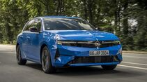 Opel Astra 1.5 Diesel in Blau während der Fahrt aus schräger Frontperspektive.