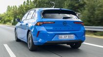 Opel Astra 1.5 Diesel in Blau während der Fahrt aus schräger Heckperspektive.