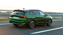Opel Astra Sports Tourer in Grün aus Heckperspektive auf der Straße