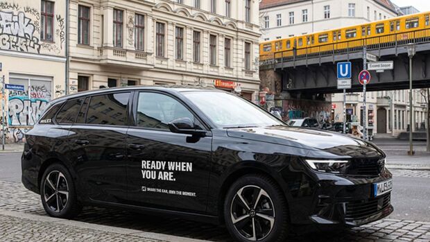 Opel Astra Sports Tourer von Miles im Carsharing-Einsatz, geparkt im öffentlichen Straßenraum einer deutschen Großstadt.