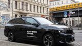 Opel Astra Sports Tourer von Miles im Carsharing-Einsatz, geparkt im öffentlichen Straßenraum einer deutschen Großstadt.