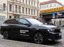 Opel Astra Sports Tourer von Miles im Carsharing-Einsatz, geparkt im öffentlichen Straßenraum einer deutschen Großstadt.