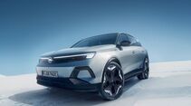 Opel Grandland Electric Ultimate AWD in Frontansicht auf verschneiter Fläche, elektrisches SUV mit Allradantrieb und LED-Lichtsignatur.