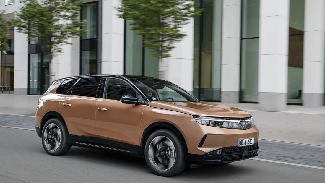 Opel Grandland in Seitenansicht bei Fahrt durch urbanes Umfeld