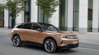 Opel Grandland in Seitenansicht bei Fahrt durch urbanes Umfeld