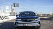 Opel Mokka GSE frontal auf Straße mit sichtbarem Kühlergrill
