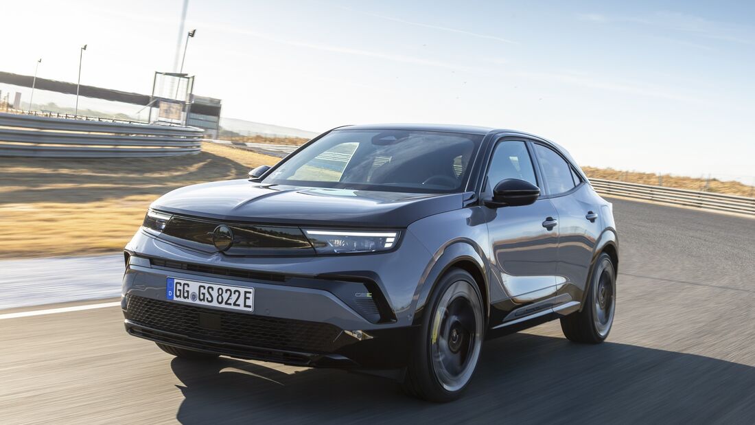 Opel Mokka GSE in schräger Frontansicht auf einer Rennstrecke.