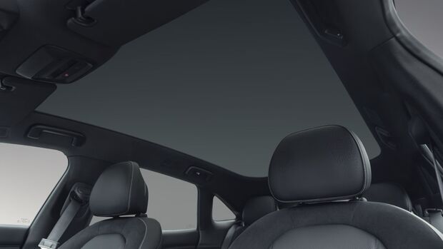 Panorama-Glasdach im Innenraum des Zeekr 7GT mit Blick über die Vordersitze nach oben.