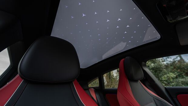 Panoramadach mit Sternenhimmel im Innenraum des Mercedes CLA Shooting Brake