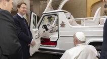 Papst Franziskus erhält erstes elektrisches „Papamobil“ von Mercedes-Benz

Pope Francis receives first electric “Popemobile” from Mercedes-Benz