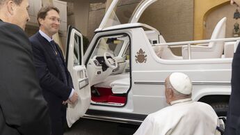Papst Franziskus erhält erstes elektrisches „Papamobil“ von Mercedes-Benz

Pope Francis receives first electric “Popemobile” from Mercedes-Benz
