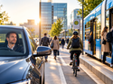 Pendler im Stadtverkehr: Autofahrer, Radfahrerin auf dem Radweg und Fahrgäste beim Einsteigen in eine Straßenbahn an einer Haltestelle