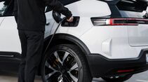 Person verbindet einen Polestar 3 mit einer Ladestation im Außenbereich.