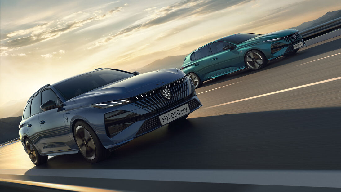 Peugeot 308 und Peugeot 308 SW Business fahren nebeneinander auf Straße, beide Modelle in Bewegung mit Fokus auf Karosserieform.